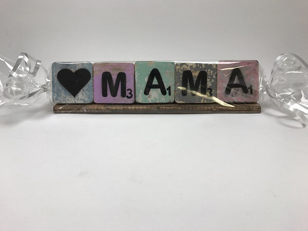 Houten letterplankje met letters "mama" en hartje