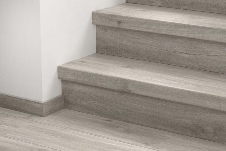 Trapcover Quick-step vinyl Small plank Canyon eik grijs met zaagsneden