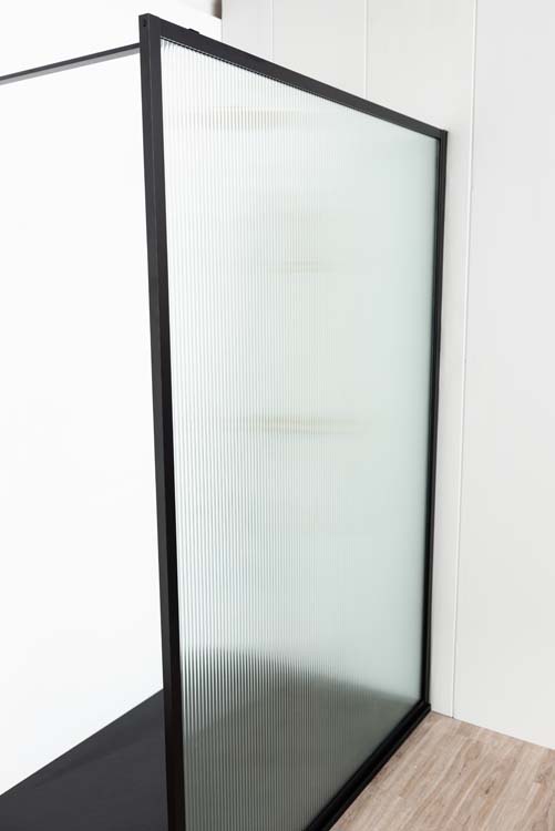 Paroi de douche Umi2 structurée 140 x 200 cm avec barreau noir mat