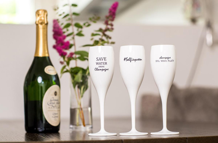 Koziol Champagneglas met quote wit - Save water, drink champagne