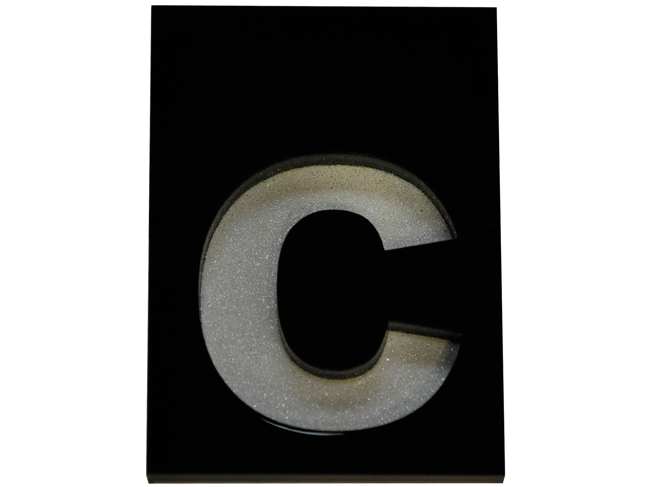 Letter c pvc zwart te kleven in zwarte kader
