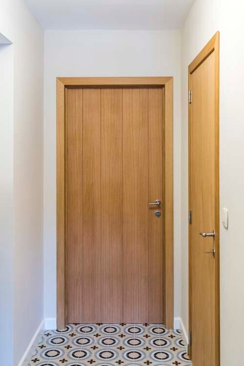 Deurkast en deuromlijsting in hout