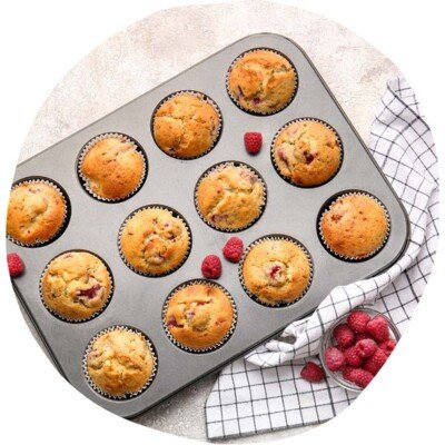 bakvorm voor muffins met frambozen